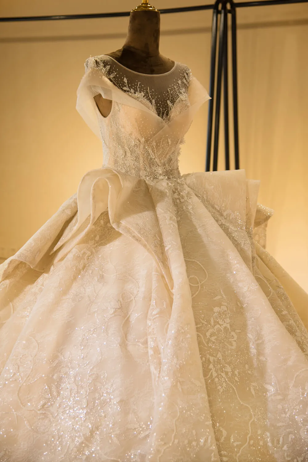 Elegant Illusion neck Cap Sleeve Appliques Tulle A-line Princess Wedding Dress